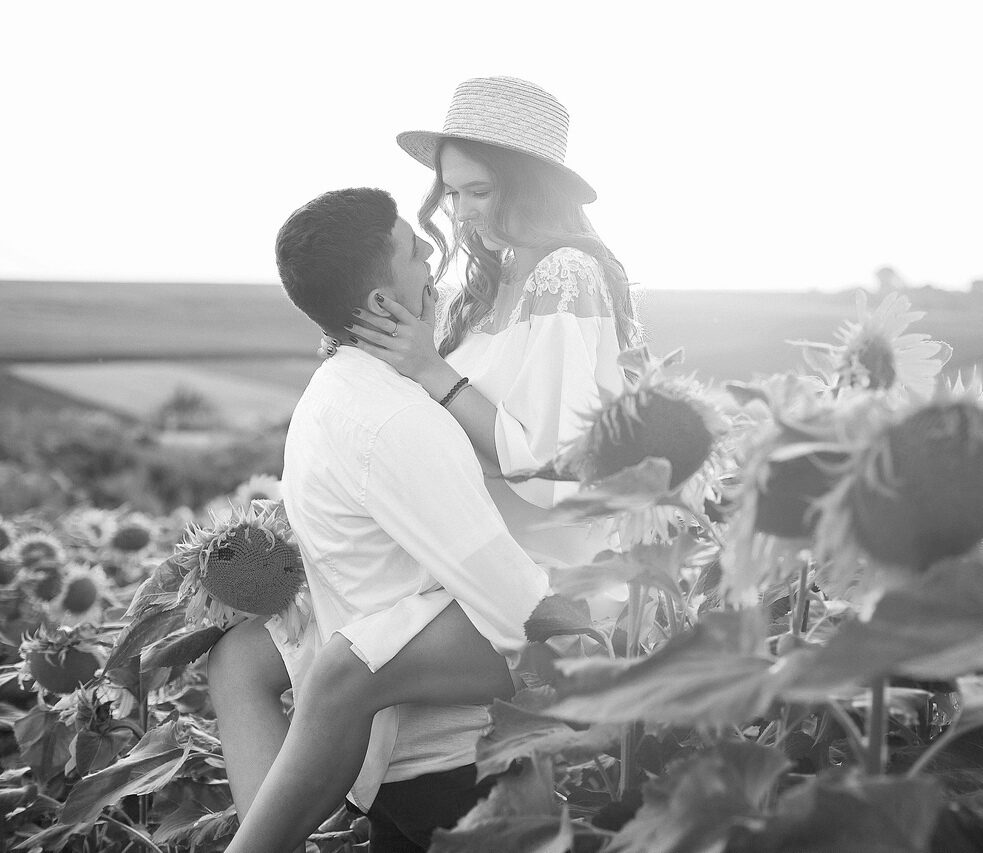 Invitify - Pareja modelo blanco y negro